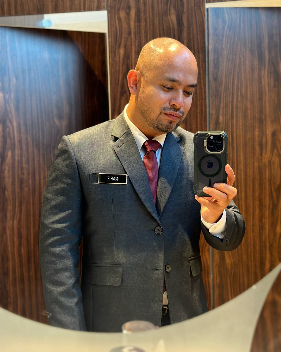 nafiznazly's tweet image. Saya jarang mengenakan tie merah,sbb x suka nampak i’m ‘power’.Hari ini saya cuba ‘kena’kan tie ni, nmpk sesuai plk.
#menatwork #manatwork #suit #redtie #lelakimelayu #lelakimalaysia #man #malaysia #movenpickhotel #sepang #klia #putrajaya