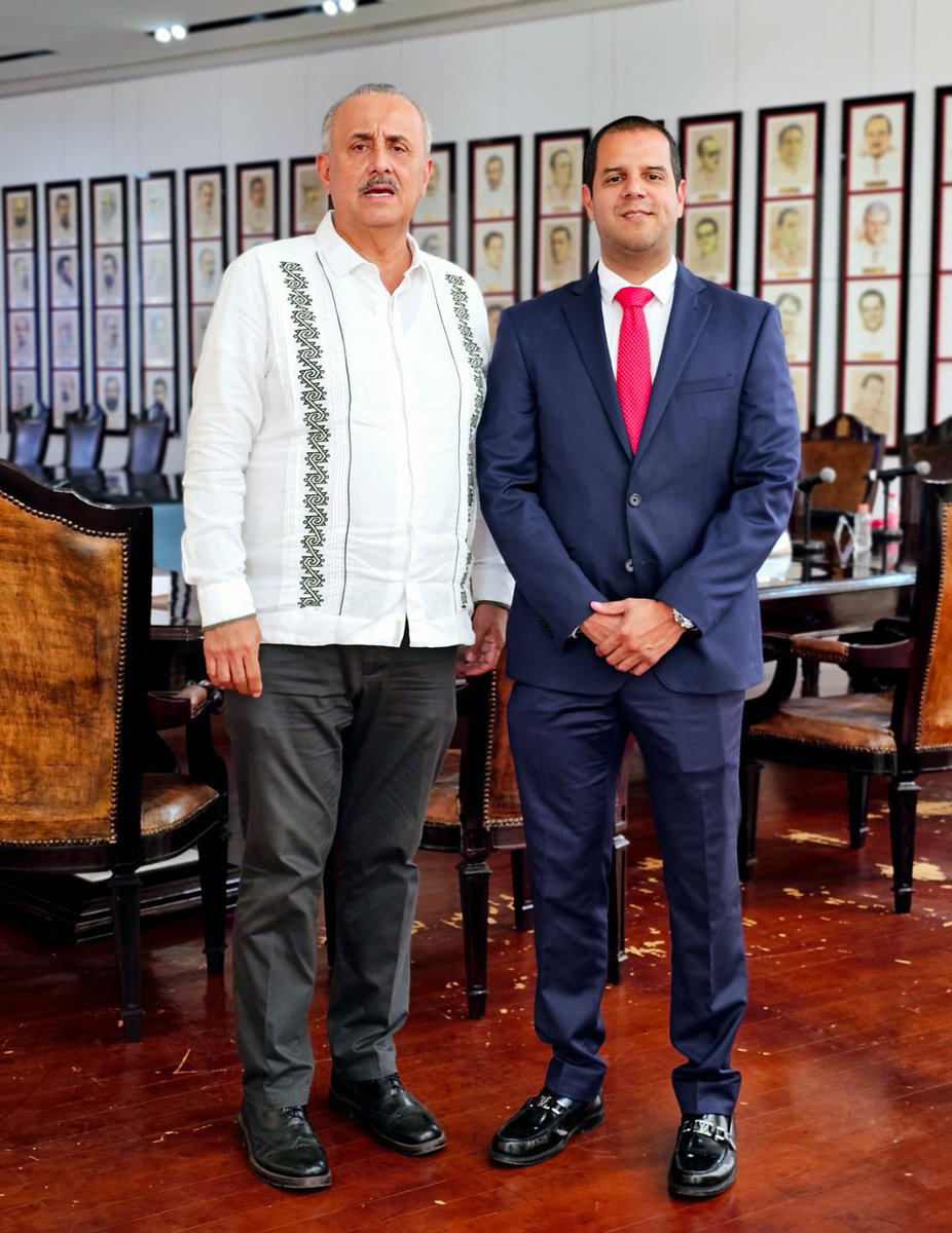 Gran reunión de trabajo con el Gobernador del Estado de Tabasco <a href="/cmmerino/">Carlos Manuel Merino Campos</a> agradezco sus finas atenciones y gentileza por recibir al <a href="/CONAPMexico/">Colegio Nacional de Abogados Penalistas AC</a> durante la primer gira por la República Mexicana, estrechando la alianza sociedad y gobierno.