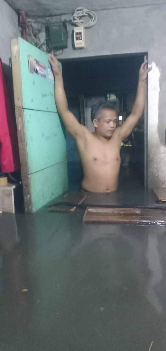 PLM_ph's tweet photo. DSWD, HARAPIN ANG MARALITA!
AYUDA SA BIKTIMA NG SAKUNA, IBIGAY NA!

Abot bewang na ang baha sa mga kabahayan sa Payatas sa Quezon City nang bumuhos ang malakas na ulan gabi ng Setyembre 26, 2023. https://t.co/FyPkvqyPN9