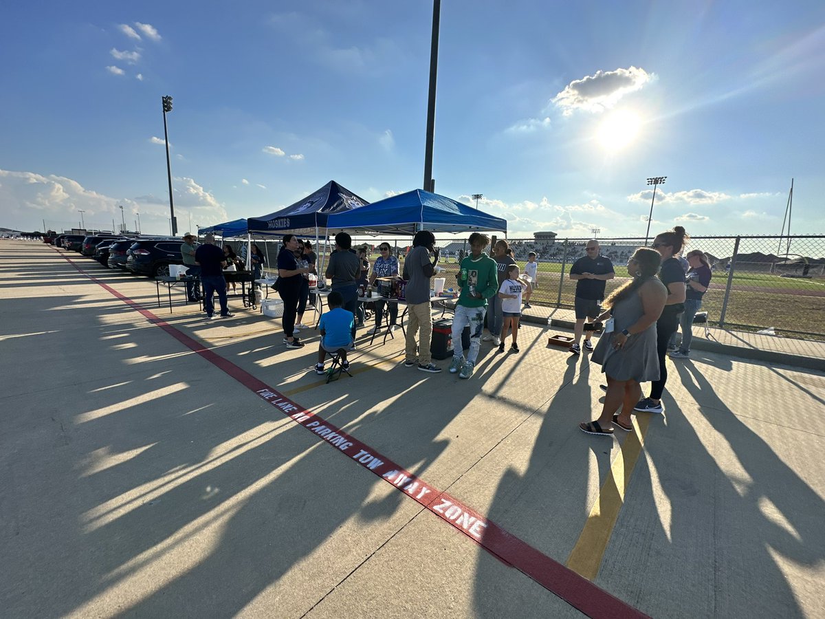 Great day to tailgate! Let’s go Huskies! 🌭🏈💙 <a href="/HaskettJH/">Haskett Junior High</a> <a href="/BYoungHJH/">Brent Youngblood</a> #WeAreHaskett