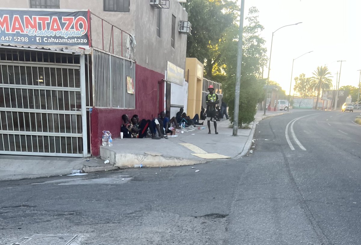 La crisis migratoria que se vive en México se refleja en las afueras de la central de autobuses Tufesa en Hermosillo, Sonora.
Predios aledaños y banquetas del Blvd. Luis Encinas albergan  a cientos de migrantes Africanos, quienes están acampando en condiciones inhumanas. 
Hoy
