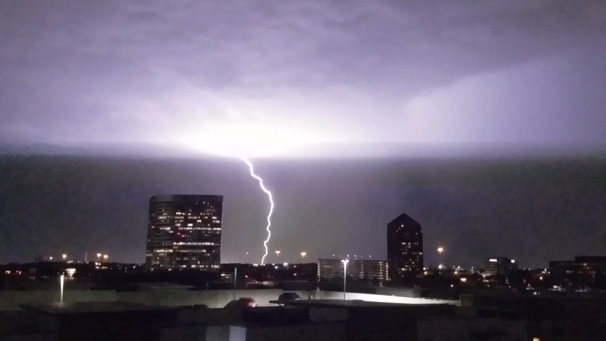 EFChasing's tweet image. I have a habit of getting down on myself for not being able to hit the road, chase storms and see tornadoes, but I overlook the lightning shots I've nabbed from the top of my apartment building.