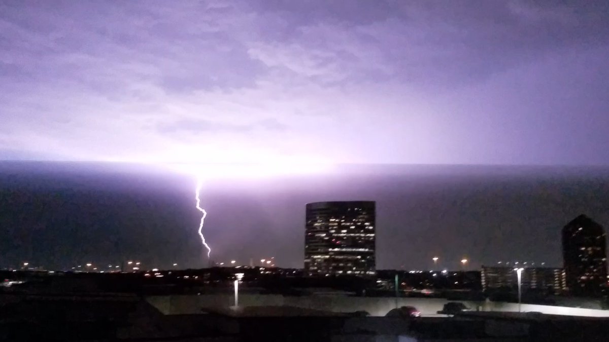 EFChasing's tweet image. I have a habit of getting down on myself for not being able to hit the road, chase storms and see tornadoes, but I overlook the lightning shots I've nabbed from the top of my apartment building.