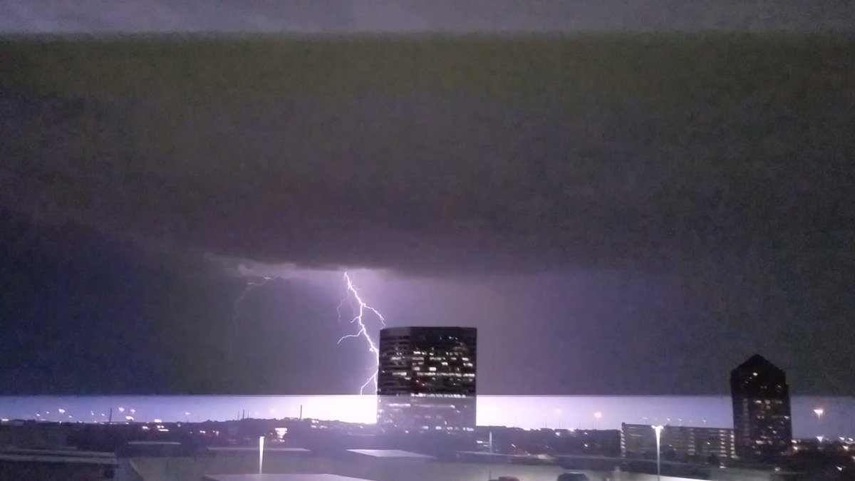 EFChasing's tweet image. I have a habit of getting down on myself for not being able to hit the road, chase storms and see tornadoes, but I overlook the lightning shots I've nabbed from the top of my apartment building.