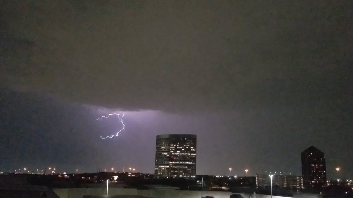 EFChasing's tweet image. I have a habit of getting down on myself for not being able to hit the road, chase storms and see tornadoes, but I overlook the lightning shots I've nabbed from the top of my apartment building.