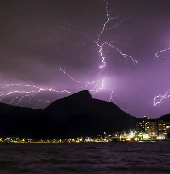 OperacoesRio's tweet photo. 🌹PRIMAVERA: CHUVA 🌧️, RAIOS ⚡️ E CALOR 🥵

Segundo o @alertario, nesta quarta-feira (27/09), a aproximação e passagem de uma frente fria no litoral mudarão as condições do tempo na cidade do Rio de Janeiro. #temporj https://t.co/zyL9FmQc4i