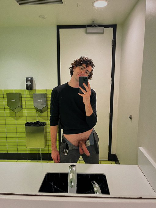 Drinking after a fucking shitty day and feeling a lot better https://t.co/JF3MB8EJ4B