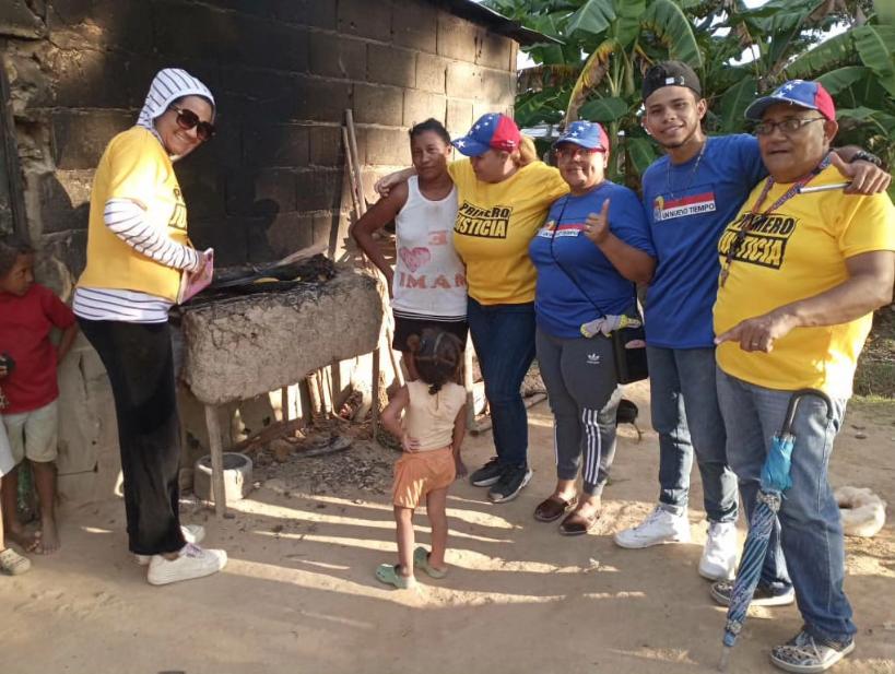 activismopjapur's tweet photo. #Mantecal
#Apure
En el Sector Yopito visitamos casa x casa a los vecinos llevando el mensaje de #UnidadYVoto de nuestro candidato @hcapriles
En cada rincón de nuestro municipio se escucha Cambio, un cambio que solo la unidad puede darle al país con #LaVenezuelaDelEncuentro https://t.co/Ofer1LjycA