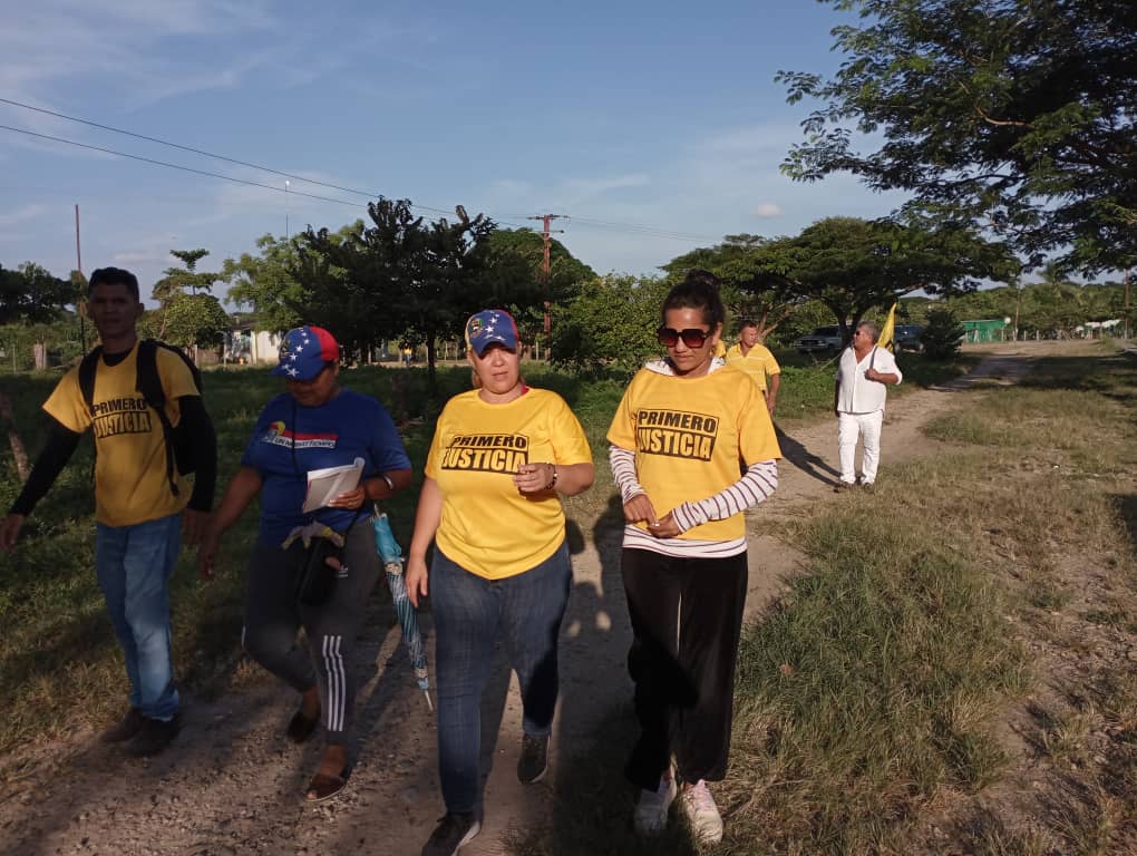 activismopjapur's tweet photo. #Mantecal
#Apure
En el Sector Yopito visitamos casa x casa a los vecinos llevando el mensaje de #UnidadYVoto de nuestro candidato @hcapriles
En cada rincón de nuestro municipio se escucha Cambio, un cambio que solo la unidad puede darle al país con #LaVenezuelaDelEncuentro https://t.co/Ofer1LjycA