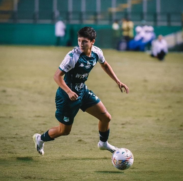 Verde_BlancoRT's tweet photo. Según lo visto el día de hoy, para usted Juan Castilla debe jugar en que posición?
Lateral izquierdo (RT) - Volante 💚 https://t.co/FgxmPT2mbH