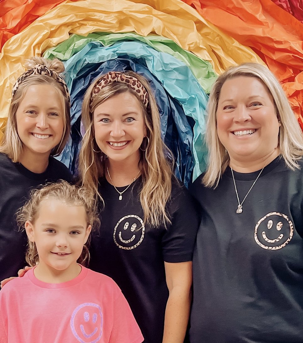 SwVr_3rdCoTeach's tweet image. 🌈 We are over the rainbow about our matching shirts! 😀 #ThirdIsTheWord #WTandMe