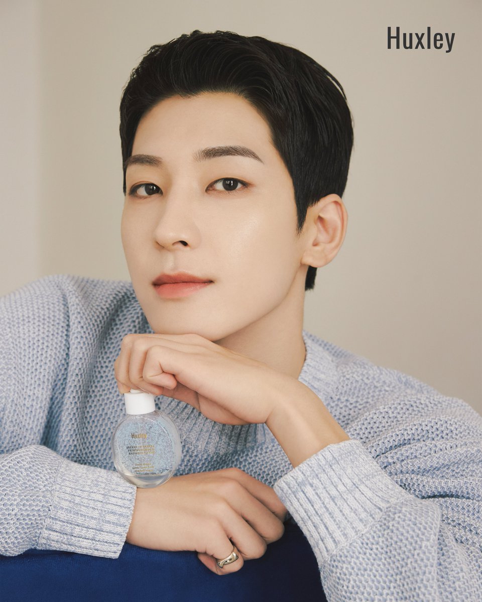 huxleykorea's tweet photo. 〰️ 헉슬리 화보 몰아보기 〰️

세븐틴 원우가 선택한 프라이머
헉슬리 프라이밍 에센스💜

인화사진 증정 D-3⬇️
https://t.co/XWLNOZQOzf

#Huxley #WONWOO #PRIMER
#헉슬리 #원우 #원우프라이머 https://t.co/Pvt1tL9Pae