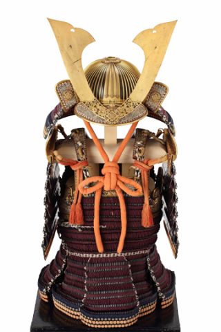 【紫糸裾紺威胴丸】 
本胴丸は江戸時代の復古調の胴丸で、丁寧に制作されています。やや目の細かい黒漆塗り革本小札（かわほんこざね）を用いて制作され、兜・鎧・袖を紫糸で威し、裾板のみ紺糸で威しています。  
touken-world.jp/search-armor/d…
#刀剣ワールド甲冑  #甲冑ツイッター