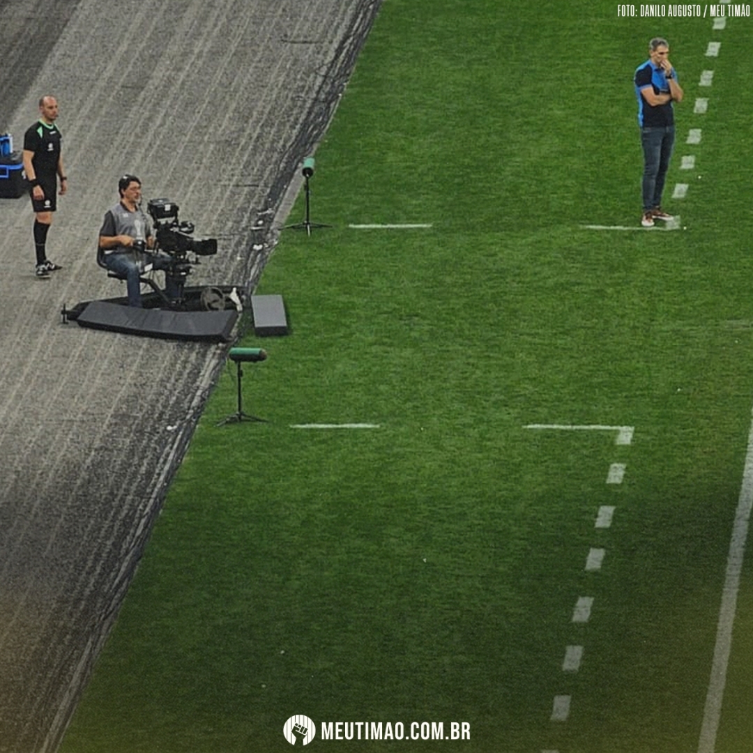 MeuTimao's tweet image. Boa parte do primeiro tempo foi assim... A área técnica do Corinthians abandonada! 🤡

📸 @maktuiu / Meu Timão