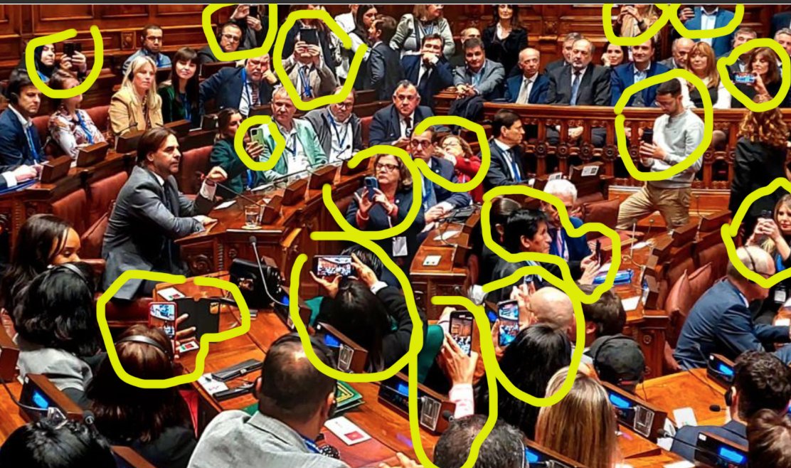 botijademi's tweet image. 16 Sueldos de $ 150.000 aprox. al pedo... 
pagados por nosotros.. avísales que están laburando... 
Me agarran a mi en un laburo asi...
me echan a la mierda.
En el mismo Parlamento que mintieron lo de los Pasaportes.
#Circo #Siervos #Comprados #ElPeorGobiernoDeLaHistoria