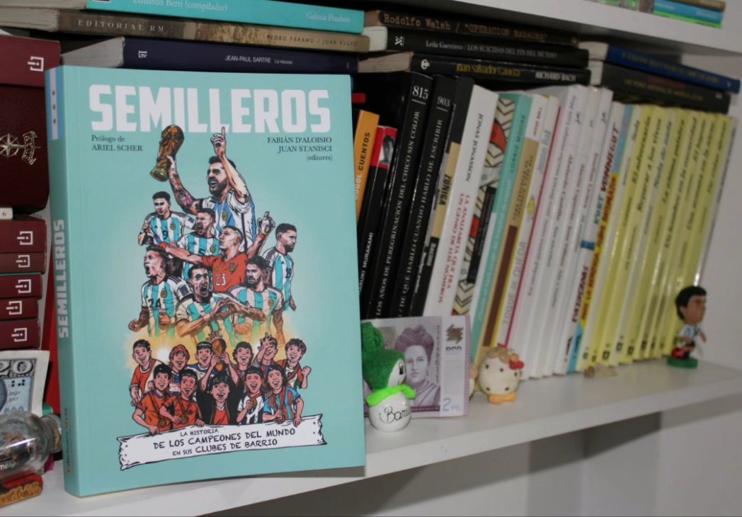 MJVillalobo's tweet photo. Ya en mi biblioteca el último libro donde participé: SEMILLEROS,  la historia de los campeones del mundo en sus clubes de barrio.
Escribí de Nahuel Molina y Dybala, y sus inicios en Fitz Simon de Embalse y Sportivo y Newell's de Laguna Larga.

Pronto presentación en Córdoba. https://t.co/WQ4qjMWhU5