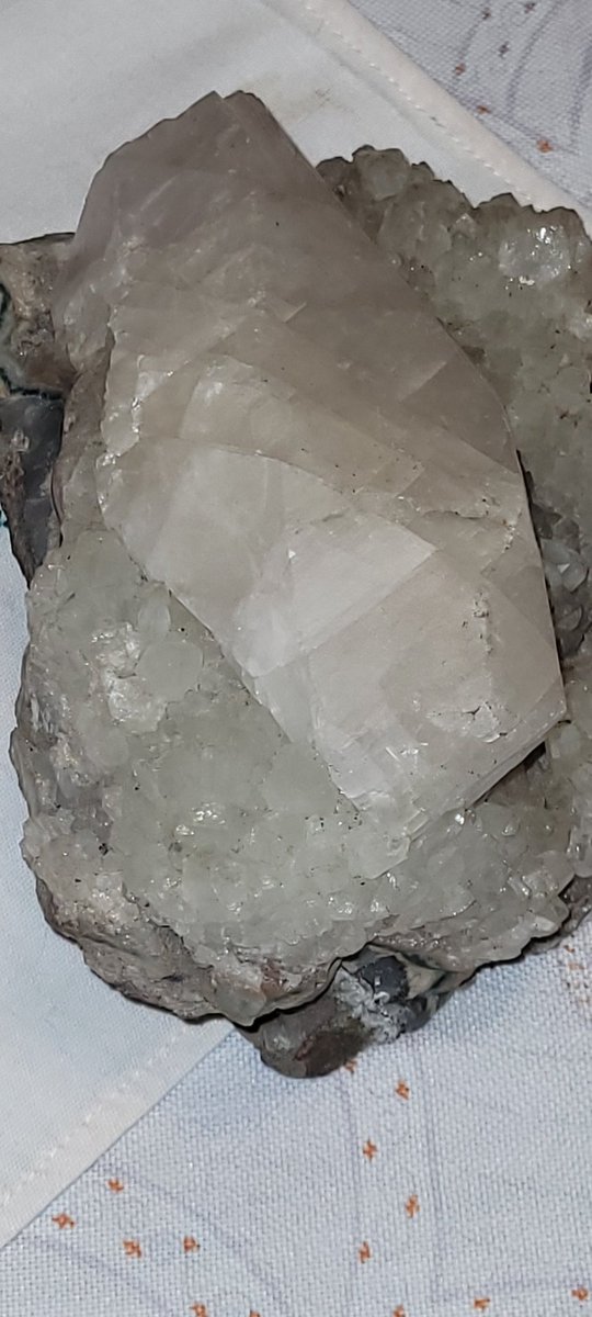 leopoldosuescun's tweet photo. @MineralCup Last Sunday visiting my parents I found this large #Calcite crystal over white amethist from Artigas locality in Uruguay (home of the best ammethists in the world). 
They collected the sample themselves ~20 years ago and saved it to convince me to vote for it.
#teamCalcite today! https://t.co/KRWLrpVtpw