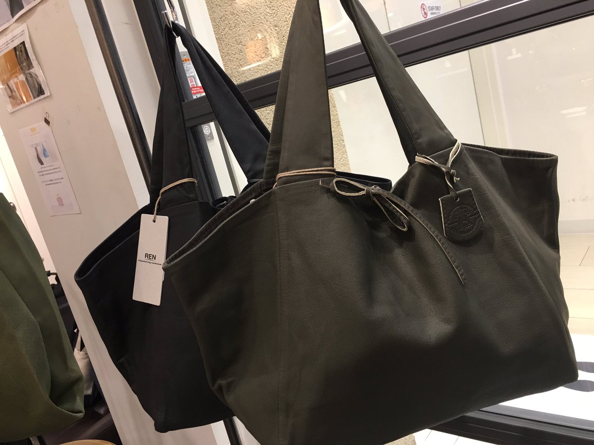 Ritamasoeur_han's tweet photo. 2005年から作り続けてきたRENのオリジナルレザー『やぎ革 / ベアー』

長年の定番色だったネイビーが廃色になり、オリーブが新色として発売され入荷しました。

秋の装いにぴったりな落ちついた色味でおすすめです。

#半田カバン店
#リタマスール
#イオンモール和歌山
#ren
#renbag
#山羊革バッグ https://t.co/sIm3GuOBRD