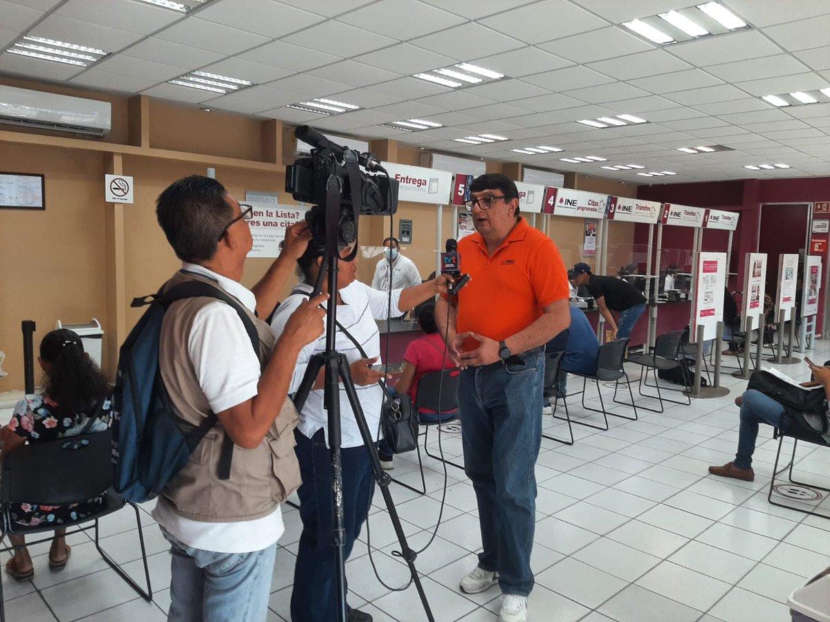 INE_TABASCO's tweet photo. Para informar sobre la #CAI2023 y la invitación a jóvenes a solicitar de manera anticipada su #CredencialparaVotar, el E.D de la VRFE en la 04 JDE del #INE #TABASCO en #CENTRO, Julián Dario Perera Olivares otorgó entrevista a periodistas de @TVTenlinea https://t.co/GC8GLn0rK1