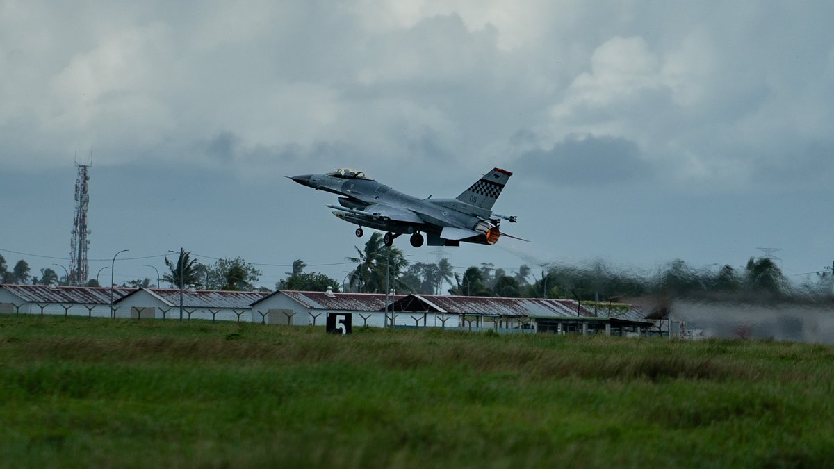 USPACOM's tweet photo. .@PACAF aircraft from #OsanAirBase begin operations in support of #CopeTaufan23.
#CopeTaufan23 is a bilateral routine training event between 🇺🇸–🇲🇾 designed to increase combined #Readiness to defend peace and stability across the #FreeAndOpenIndoPacific.
📸: 1Lt Samantha Perez https://t.co/SB32O9nFGp