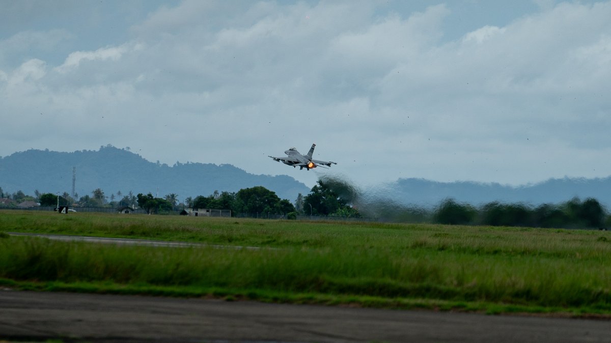 USPACOM's tweet photo. .@PACAF aircraft from #OsanAirBase begin operations in support of #CopeTaufan23.
#CopeTaufan23 is a bilateral routine training event between 🇺🇸–🇲🇾 designed to increase combined #Readiness to defend peace and stability across the #FreeAndOpenIndoPacific.
📸: 1Lt Samantha Perez https://t.co/SB32O9nFGp