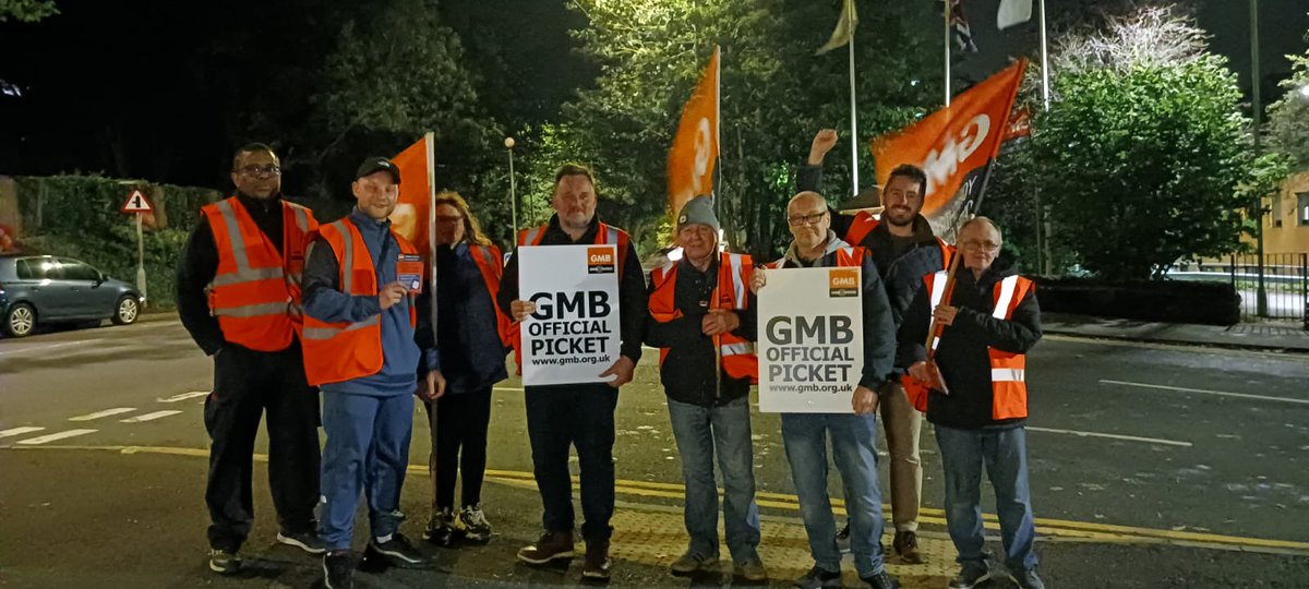benkirkham7501's tweet photo. Densor worker picket volunteers leaving the employer with no doubt that the night pickets still strong after a day of PR nightmares for the employer.
#makeworkbetter @GMB_union @GMBCampaigns @HJN1889 @PDaviesGMB @TUCYorksHumber https://t.co/X7UulGydVf