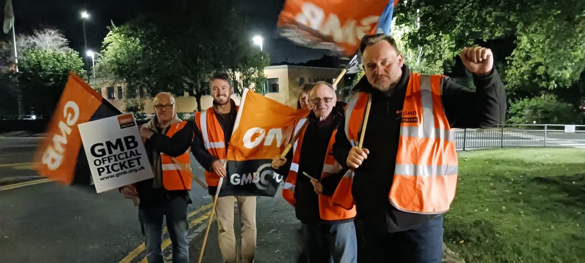benkirkham7501's tweet photo. Densor worker picket volunteers leaving the employer with no doubt that the night pickets still strong after a day of PR nightmares for the employer.
#makeworkbetter @GMB_union @GMBCampaigns @HJN1889 @PDaviesGMB @TUCYorksHumber https://t.co/X7UulGydVf