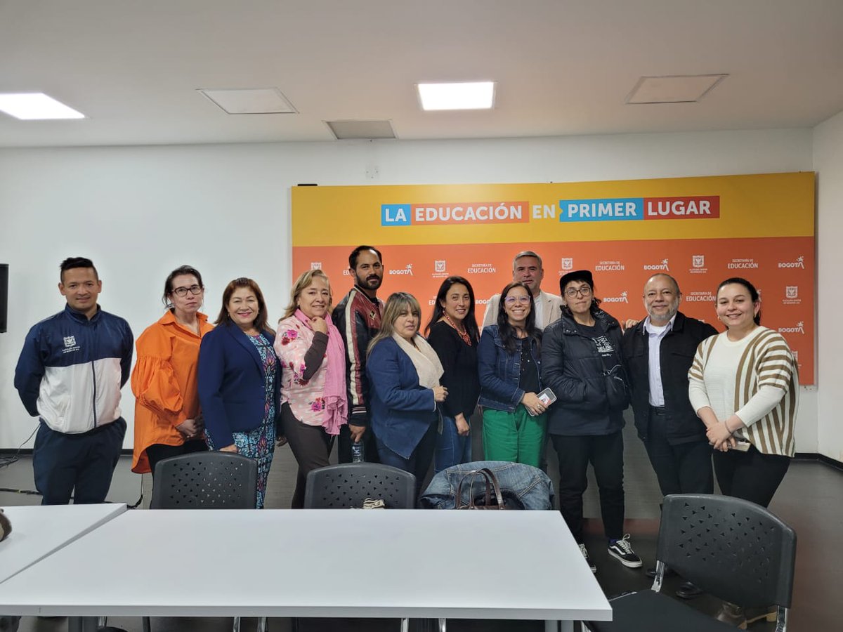 TamaraPaolAH's tweet image. La Participación es central en la construcción de Paz. Cada aporte qué hacemos contribuye, hoy desde la mesa distrital de docentes, y acompañando la RECA. Somos Red de escuelas cómo territorios de paz #Redespaz @Deidamiapiensa @EdnaBonillaSeba @Educacionbogota