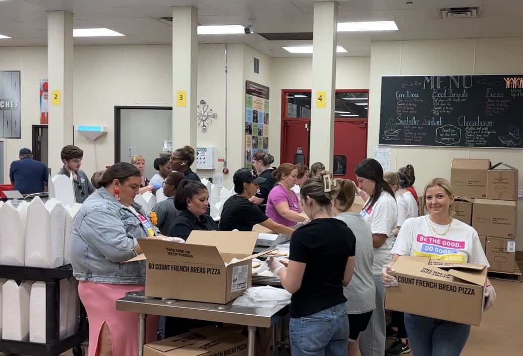 threesquareLV's tweet photo. A big thank you to our friends at @juniorleaguelv for volunteering with us! They helped pack 755 meals for children benefiting from our Kids Cafe program. On top of that, their monetary gift to the food bank will allow us to provide an additional 15,000 meals! 🙌 #hungerfreesnv https://t.co/uvydJ3kgs3