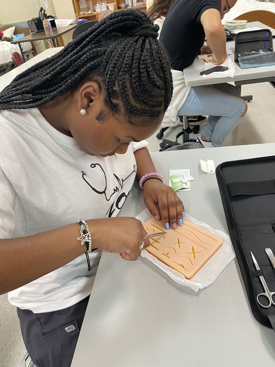 gooseRRT's tweet photo. Fulton HOSA learning to do sutures at our meeting today!  I think I see some future health professionals here!  @AcademyofHHS @FultonHigh @CTE_Mosley @CTE4KCS @fultonhosa https://t.co/t3RdbxqYiC