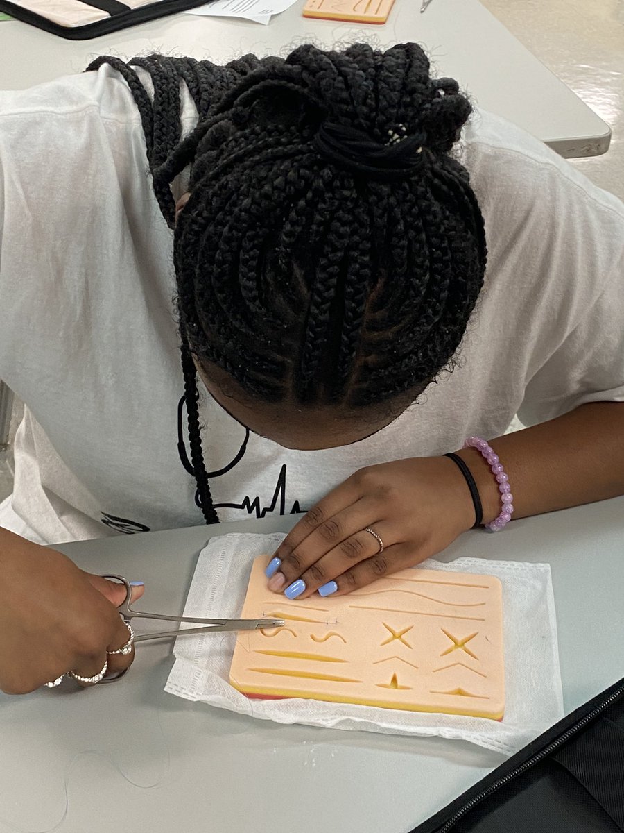 gooseRRT's tweet photo. Fulton HOSA learning to do sutures at our meeting today!  I think I see some future health professionals here!  @AcademyofHHS @FultonHigh @CTE_Mosley @CTE4KCS @fultonhosa https://t.co/t3RdbxqYiC