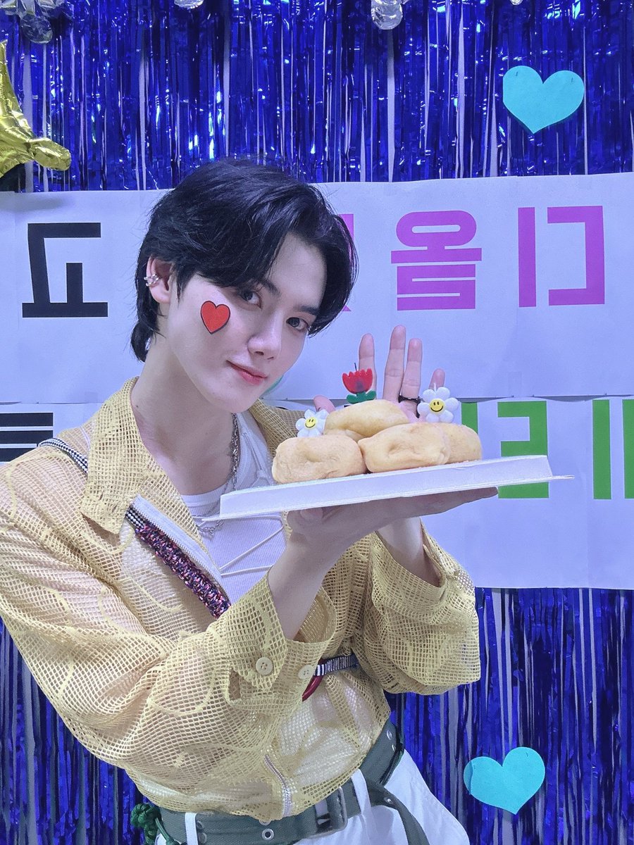 ArabMinhee's tweet photo. ببل | 230919
🐶: *صورة*
🐶: هيهي بطاطس
🐶: *صورة*
🐶: لابد انكم كنتم تنتظرون لفترة طويلة
🐶: ㅜ
🐶: في الواقع الملابس التي ارتديها اليوم هي نوعي المفضل من الأزياء 
🐶: ارتديت ملابس جميلة لمقابلة اللوفيتيز~
🐶: سأستمر بكوني جميلًا طوال فترة الترويجات
🐶: تعالوا لرؤيتي

+ https://t.co/wcMX6mB9Nu