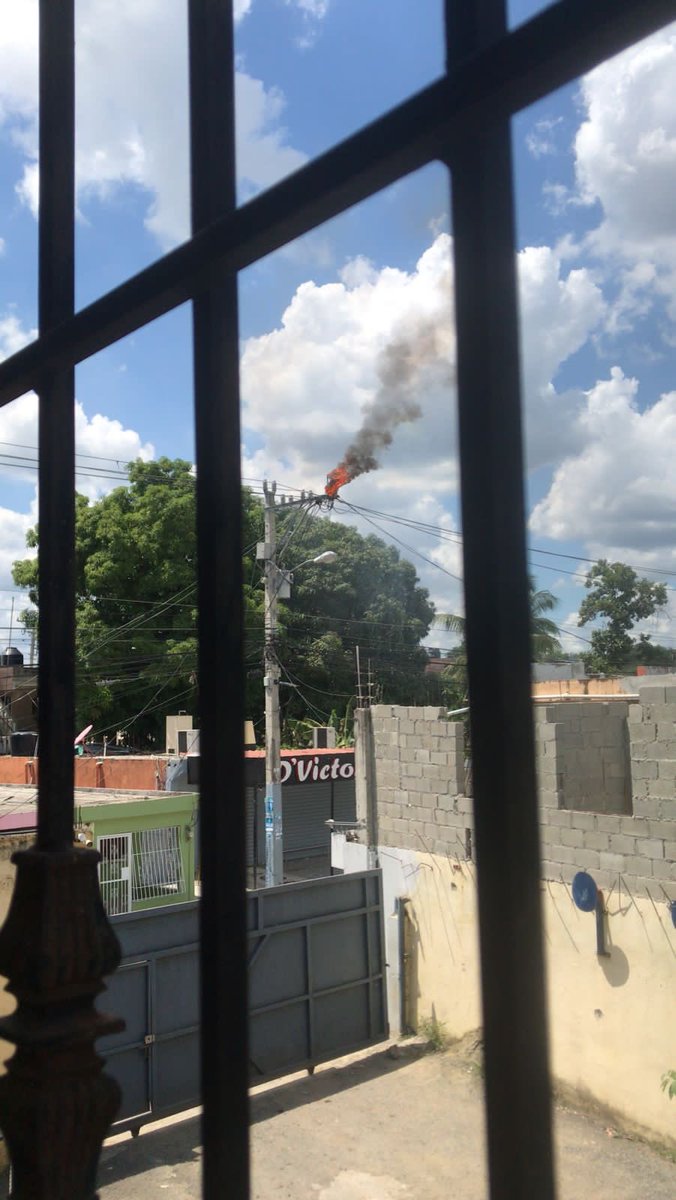 No hay dorma con <a href="/EdesurRD/">Edesur Dominicana</a> llame y llame porque la luz subia y bajaba, se me quemo mi nevera, y esta mañana se quemo esto! Y es la hora que no aparece una brigada a resolver, que hacemos <a href="/luisabinader/">Luis Abinader</a> <a href="/raquelarbaje/">Raquel Arbaje</a> y eso que no hay apagones!🤔🤔