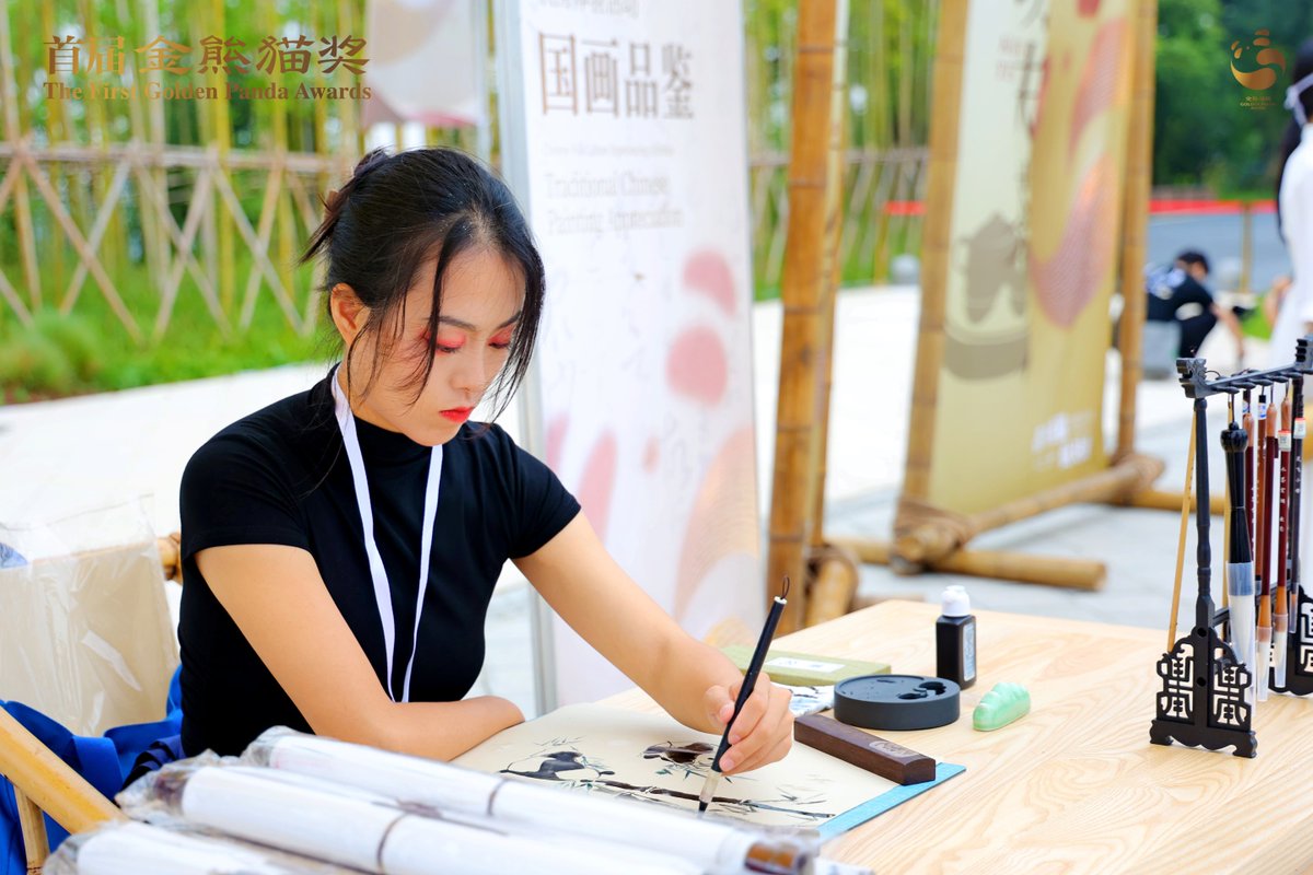 ChinaDaily's tweet photo. Guests of the Golden Panda Awards savored intangible cultural heritage with kung fu tea, sugar painting, and clay figurine sculpting and admired traditional Chinese stationery. Such a lively atmosphere! #GoldenPandaAwards https://t.co/ILwnCzsquF
