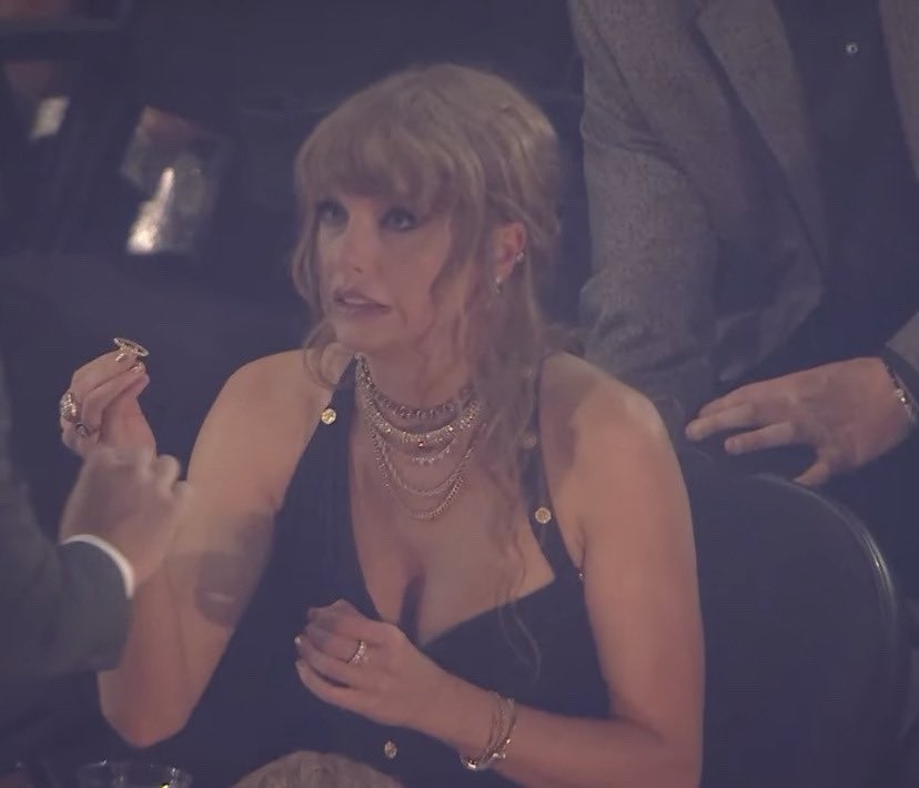 tsmaroon22's tweet photo. @taylornation13 Swifties today after breaking Google #1989TaylorsVersion https://t.co/y5TINOo5bF