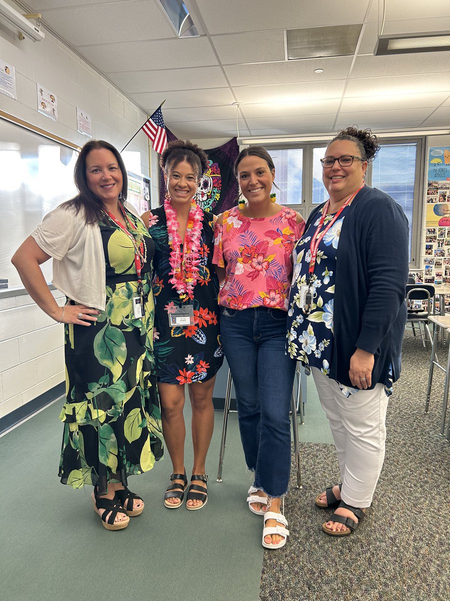 RHSSpanishSquad's tweet photo. ¡El lunes tropical! 🍍🌺🦜🐠🦩 @RvilleProud https://t.co/kvUZHKzYi7