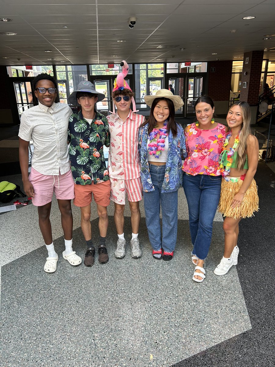RHS_Exec's tweet photo. Tropical Tuesday! 🌴🐠🌺🍍🦜🦩@RvilleProud https://t.co/KCWd3ilfuZ