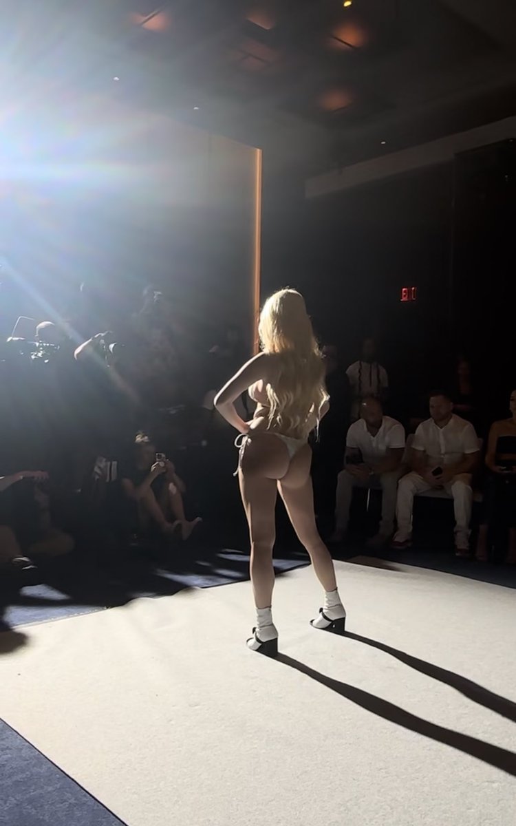 Runway show 📸 https://t.co/qi17FKzWFa