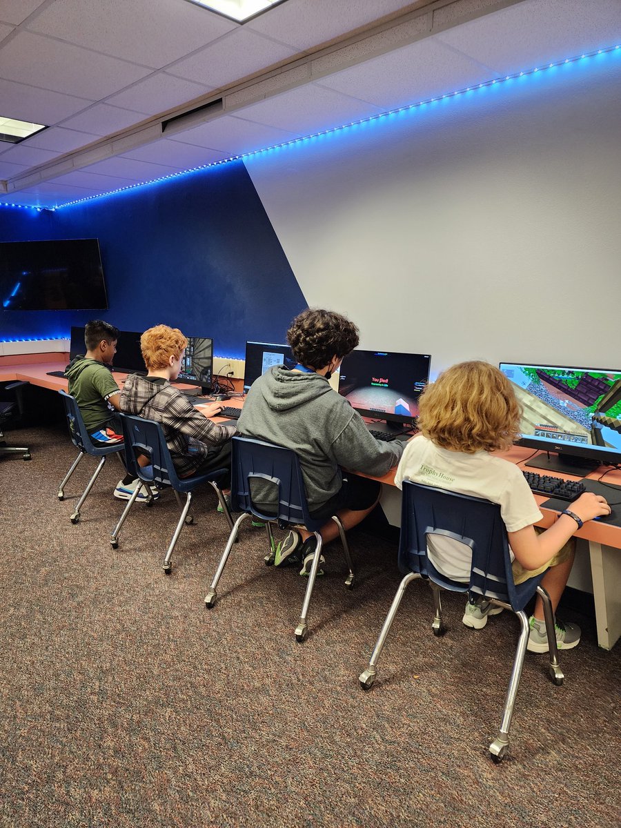 robinrenee's tweet image. Our Minecraft eSports teams are up and playing.  Going to be a great season with @MinecraftCompMc !  #rrisdesports #rmspanthernation @RidgeviewMS