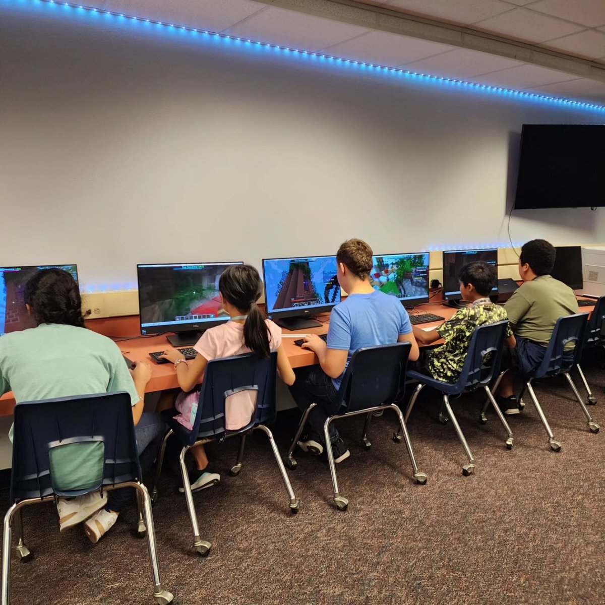 robinrenee's tweet image. Our Minecraft eSports teams are up and playing.  Going to be a great season with @MinecraftCompMc !  #rrisdesports #rmspanthernation @RidgeviewMS