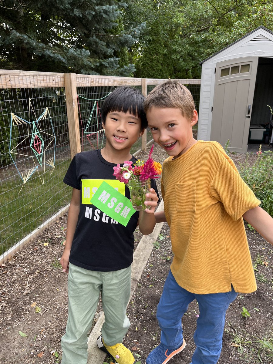 Our gardeners spread some sunshine today to our incredible <a href="/NoviWoods/">Novi Woods Elem.</a> staff. Thank you to our friends in <a href="/MsHattieNW/">Jillian Hattie</a> ,  <a href="/MsLeonNoviWoods/">Marietta Leon</a> and <a href="/MrsDonberger/">Michelle Donberger</a>’s classes to helping out! <a href="/NCSD/">Novi Community School District</a>
