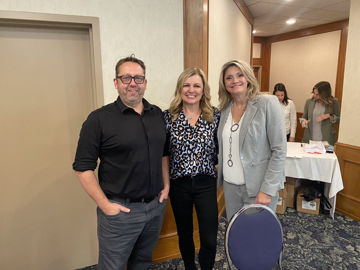 AntheaBoras's tweet photo. Powerful leadership learning with @SturgeonSchools administrators as they explored the 4 Essential Roles of Leadership - Inspire Trust, Create Vision, Execute Strategy + Coach Potential. @franklincovey @TheLeaderinMe #schoolleadership #4ER https://t.co/6pcnZbSZJs