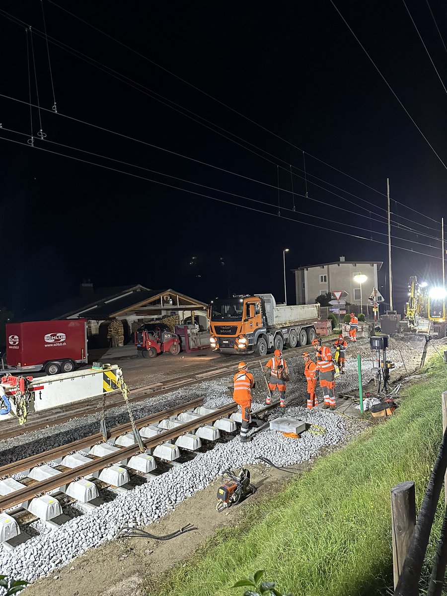 CrameriReto's tweet photo. Grossbaustelle der @rhaetischebahn in #Surava - unglaublich, was in einer Nacht geleistet wird zwischen dem Passieren des letzten und des ersten Zuges am #Albula: kein Durchkommen in der Nacht und schon am Morgen verkehren wieder Züge auf der Albulalinie… https://t.co/VT4R8KZPvM