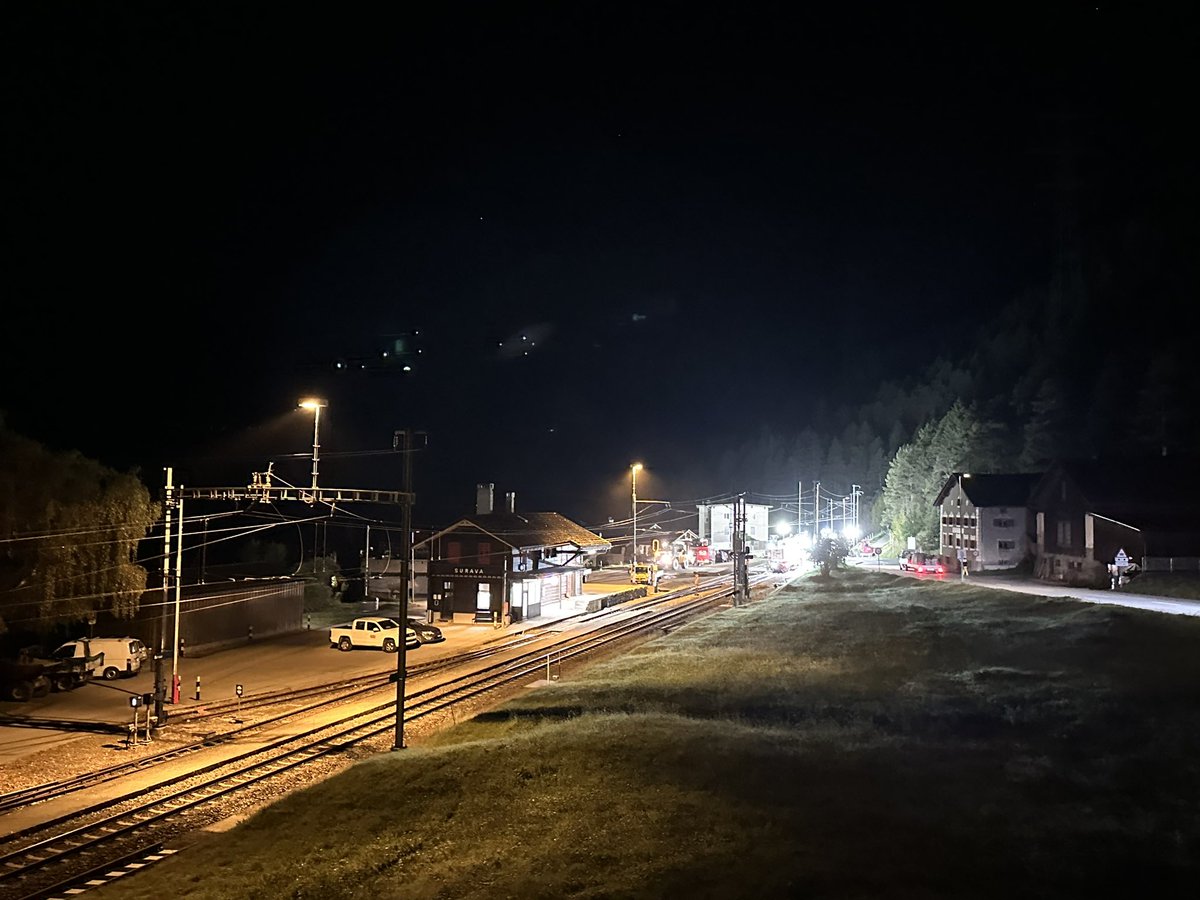 CrameriReto's tweet photo. Grossbaustelle der @rhaetischebahn in #Surava - unglaublich, was in einer Nacht geleistet wird zwischen dem Passieren des letzten und des ersten Zuges am #Albula: kein Durchkommen in der Nacht und schon am Morgen verkehren wieder Züge auf der Albulalinie… https://t.co/VT4R8KZPvM