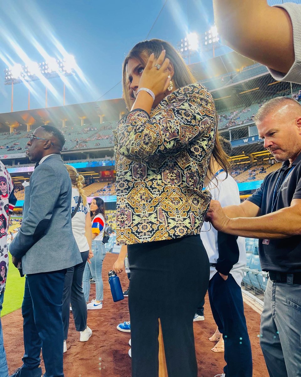 KeesMusic_'s tweet photo. Got to sing the national anthem at the Dodger game for Armenian Heritage Night🤍🇦🇲 40,000 in the crowd. So surreal. https://t.co/zTDAVDxrXg