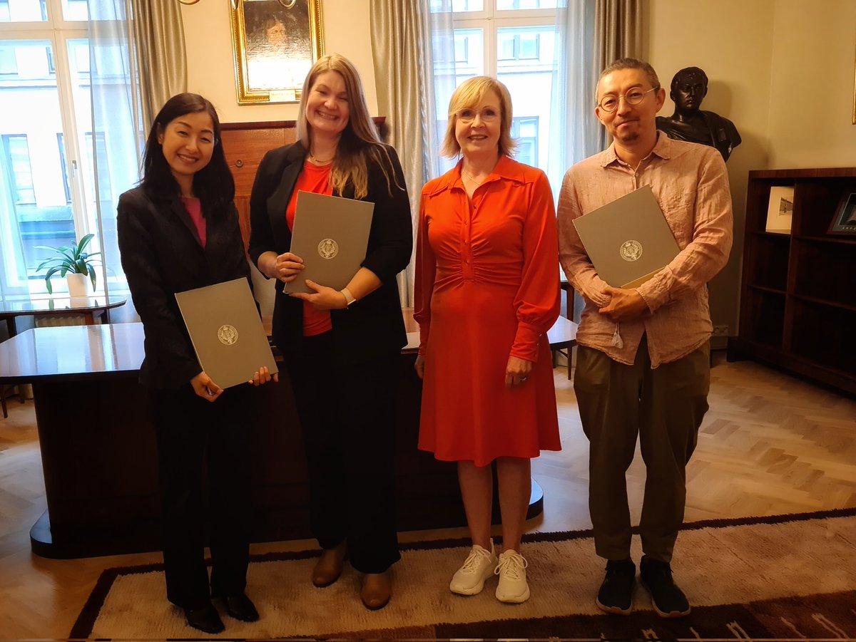 Rehtori <a href="/SariLindblom/">Sari Lindblom</a>  ojensi tänään nimityskirjat professoreillemme: Onnea  <a href="/HisayoKatsui/">Hisayo katsui</a>, <a href="/MinnavanGerven/">Minna van Gerven @minnavangerven.bsky.social</a> ja <a href="/MichiruNagatsu/">Michiru Nagatsu</a> !