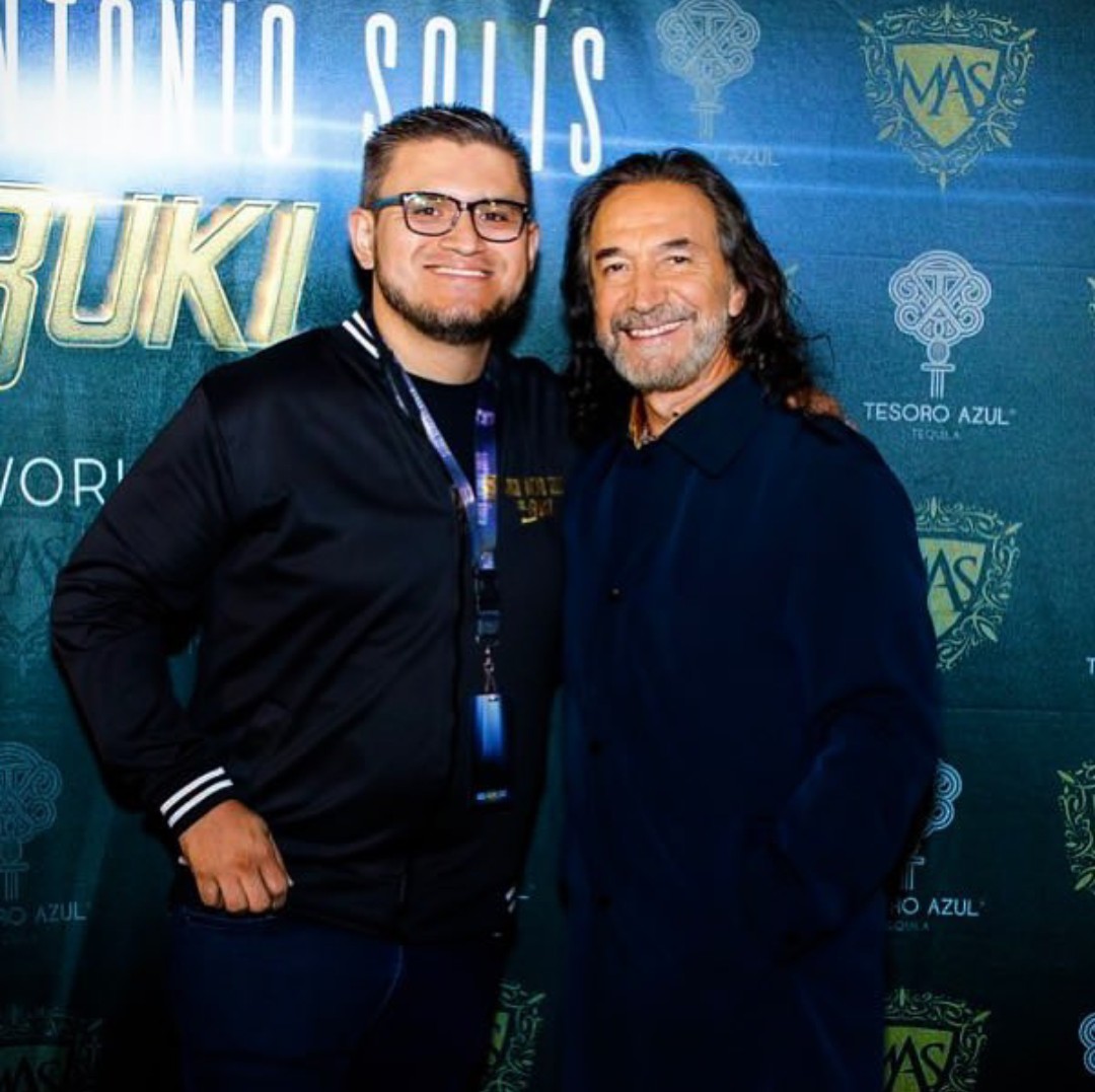 destellosdeluz's tweet photo. Felicidades @enplenovuelo por estos primeros 20 años del Club Internacional de Fan de @MarcoASolis Reconocimiento que mereces por tu trabajo y tu dedicación. Hoy brindo por ti 🥂y por esta gran familia
#Enplenovuelo
#20Aniversario
#MarcoAntonioSolís
#ClubDeFan https://t.co/ZoABU1nJYu