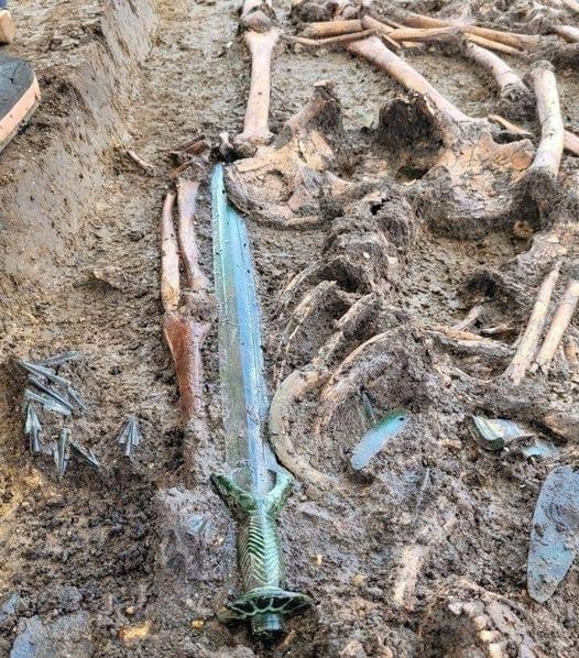 SimpleSolFAQ's tweet photo. The 3,000-year-old sword, discovered in the town of Nördlingen in Bavaria
Read More: https://t.co/xTnjOR3UWr
#History #education #Trending https://t.co/YVLvIUNYUZ