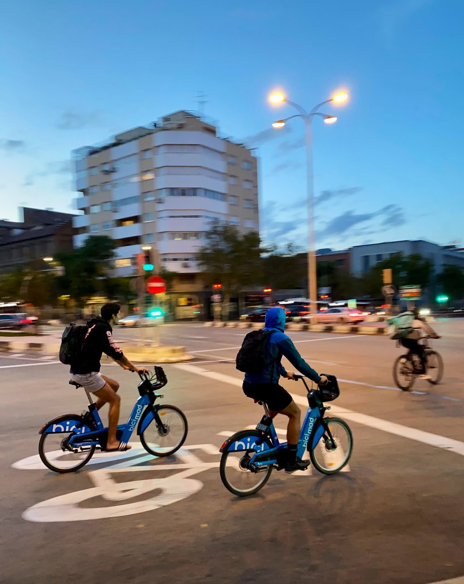 MadCycleCuqui's tweet photo. Los chavalitos van en bici. #madcyclecuqui https://t.co/bDtG04qqlG