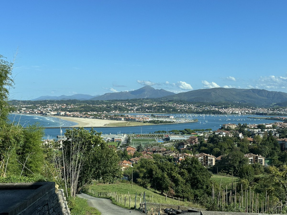 ElTiempoNavarra's tweet image. Espléndida tarde en la bahía del #Txingudi 
Fotografía desde #Hondarribia #Gipuzkoa
A la izquierda la playa de #Hendaya y al fondo en el centro el #Larrun
La temperatura máxima hoy por aquí ha rondado los +25°C
